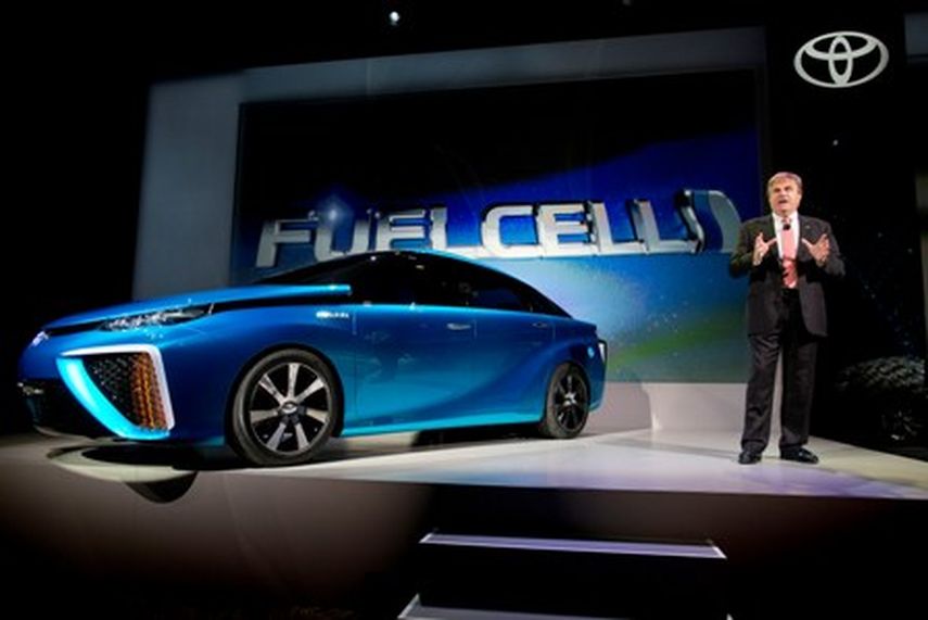 El vicepresidente y director general de Toyota, Bob Carter, habla sobre el nuevo sedán eléctrico FCV con tanque de hidrógeno durante la feria internacional CES, el lunes 6 de enero en Las Vegas. (AP)