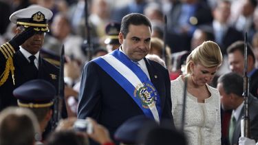 Condenan a 10 años de cárcel a esposa de expresidente salvadoreño Antonio Saca