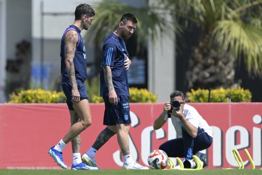 El delantero argentino Lionel Messi (R) y el mediocampista Rodrigo De Paul participan en una sesión de entrenamiento en Ezeiza, Buenos Aires, el 16 de octubre de 2023, antes de los partidos de clasificación para la Copa Mundial de la FIFA 2026 contra Perú el 17 de octubre en Lima. &nbsp;