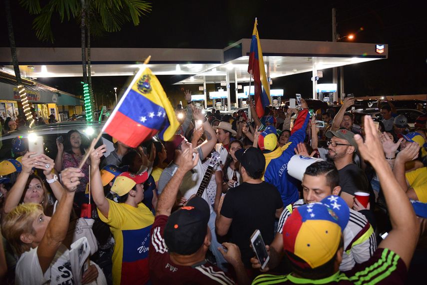 Luis Frías, que también es venezolano y reside en Doral,  aseguró que esperaba un triunfo aún mayor porque “el país está cansado de tantas mentiras, escasez, asesinatos y opresión”. (ÁLVARO MATA)
