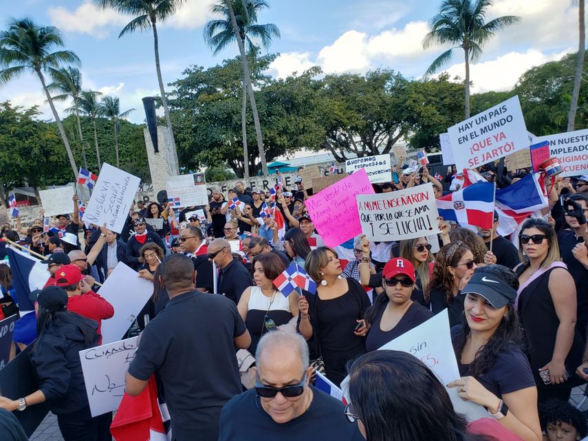 La foto muestra parte de la multitud que se concentr&oacute; en Bayfront Park en Miami en reclamo de respeto a la democracia.