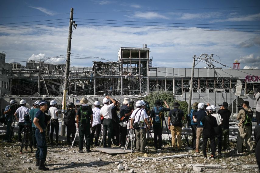 Periodistas se congregan frente al centro comercial Aeon Mall Kumamoto, dañado en Kashima, prefectura de Kumamoto, el 29 de julio de 2026, tras el terremoto que sacudió el suroeste de Japón el día anterior.&nbsp;