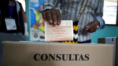 Un indígena vota en un colegio electoral durante las elecciones parlamentarias, en Toribio, departamento del Cauca, Colombia, el 13 de marzo de 2022.  
