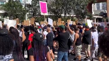 Cientos de miamenses protestan en calles del centro de Miami por la muerte de George Floyd en Minneapolis.