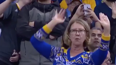 mujer protagonizo gracioso baile en el partido de los golden state warriors