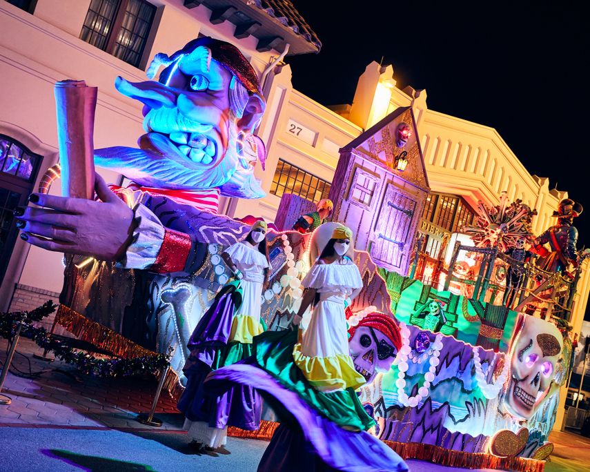 Universal Orlando extiende las festividades de Mardi Gras 2021: International Flavors of Carnaval hasta el 11 de abril de 2021 debido a la demanda popular.