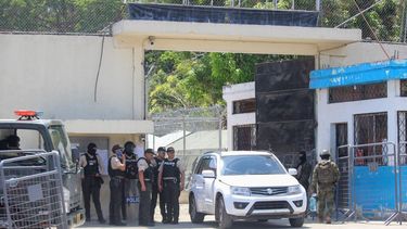 Policías y militares hacen guardia frente a una prisión en Esmeraldas, Ecuador, el 25 de septiembre de 2025. Los enfrentamientos entre bandas rivales se cobraron al menos 10 vidas en el segundo motín mortal en una prisión ecuatoriana en días, dijo la policía el jueves.