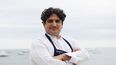 El chef argentino con tres estrellas Michelin Mauro Colagreco posa durante una sesión de retratos al margen de la 77 edición del Festival de Cine de Cannes en Cannes, sur de Francia, el 15 de mayo de 2024.