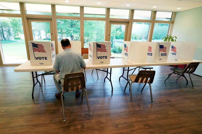 Un individuo emite su voto en las primarias sobre una banca legislativa el 7 de junio del 2022 en Jackson (Mississippi).