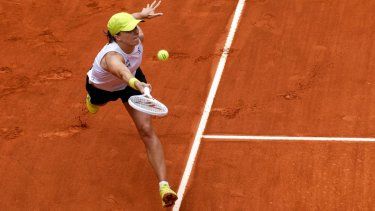 La polaca Iga Swiatek devuelve el balón a la estadounidense Madison Keys durante su partido de cuartos de final del Abierto de Madrid 2025 en la Caja Mágica de Madrid, el 30 de abril de 2025. 