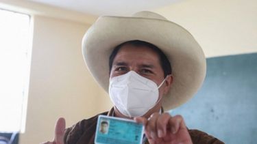 El candidato Pedro Castillo emite su voto este 6 de junio.&nbsp;
