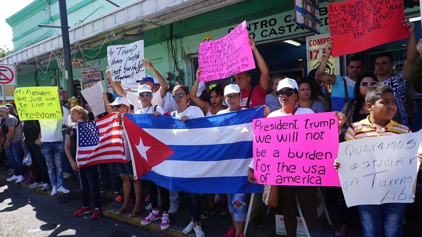 Los cubanos mostraron durante la marcha pancartas escritas en inglés y español con las que pedían al presidente Donald Trump que les abra la frontera.