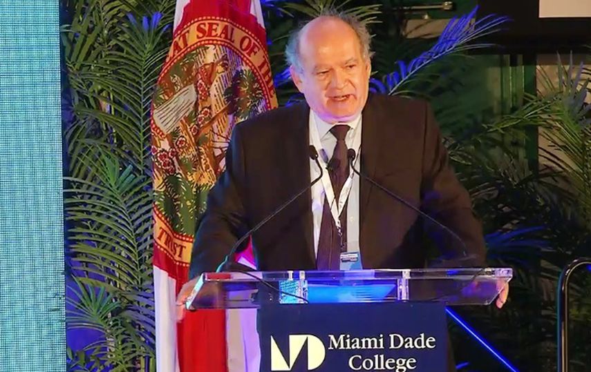 Carlos Blanco, exintegrante de la Comisión Presidencial por la Reforma del Estado, habla a la audiencia. (JOSÉ PERNALETE)