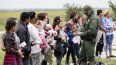 Migrantes esperan un autobús que los lleve a un centro de procesamiento después de entregarse a la Patrulla Fronteriza de EEUU en Frontón, Texas, el 12 de mayo de 2023.&nbsp; &nbsp;