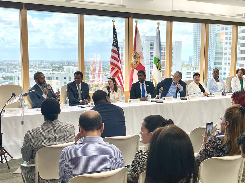 Eric Morrissette, subsecretario de la Agencia de Desarrollo de Empresas de Minorías (MBDA), presidió el panel.&nbsp;