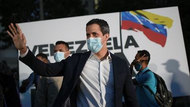 En esta foto del 12 de noviembre de 2020, el líder opositor Juan Guaidó llega a la manifestación de campaña Venezuela alza la voz en el barrio Terrazas del Ávila de Caracas, Venezuela. La coalición de oposición liderada por Guaidó está boicoteando la próxima votación legislativa del 6 de diciembre.&nbsp;