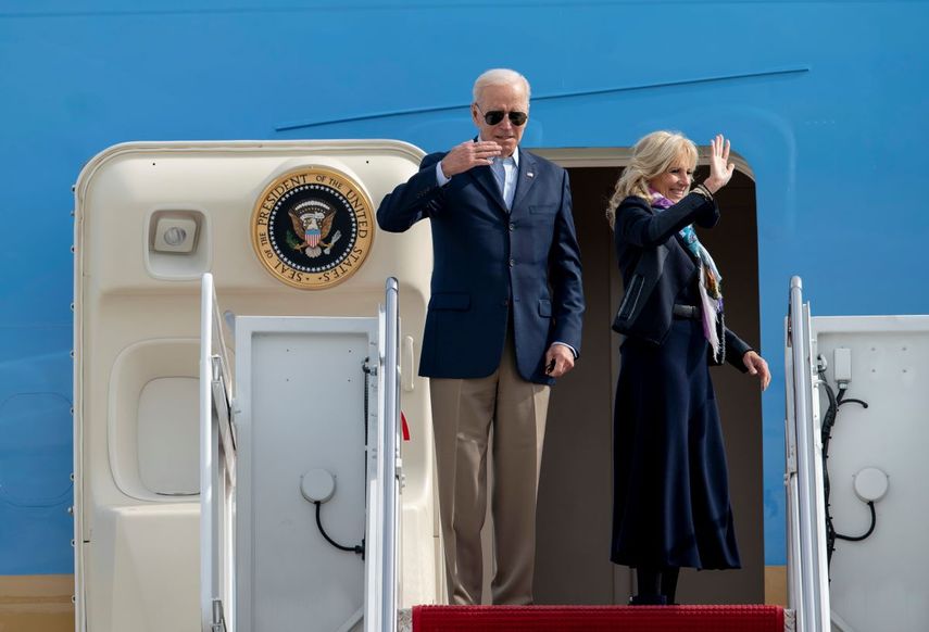 Joe Biden y su esposa Jill saludan desde la escalinata del avión presidencial antes de partir rumbo a Europa el 28 de octubre del 2021.&nbsp;
