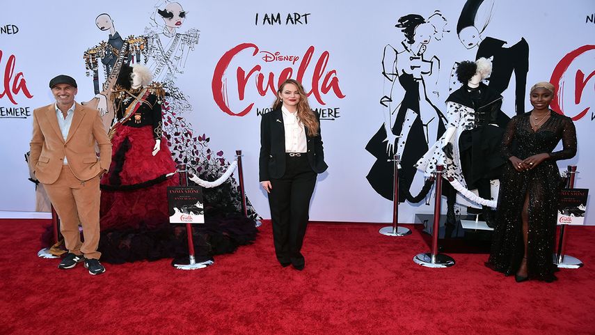 Protagonizada por la ganadora del Oscar Emma Stone, Cruella llegará a los cines y a Disney+ el 28 de mayo de 2021.