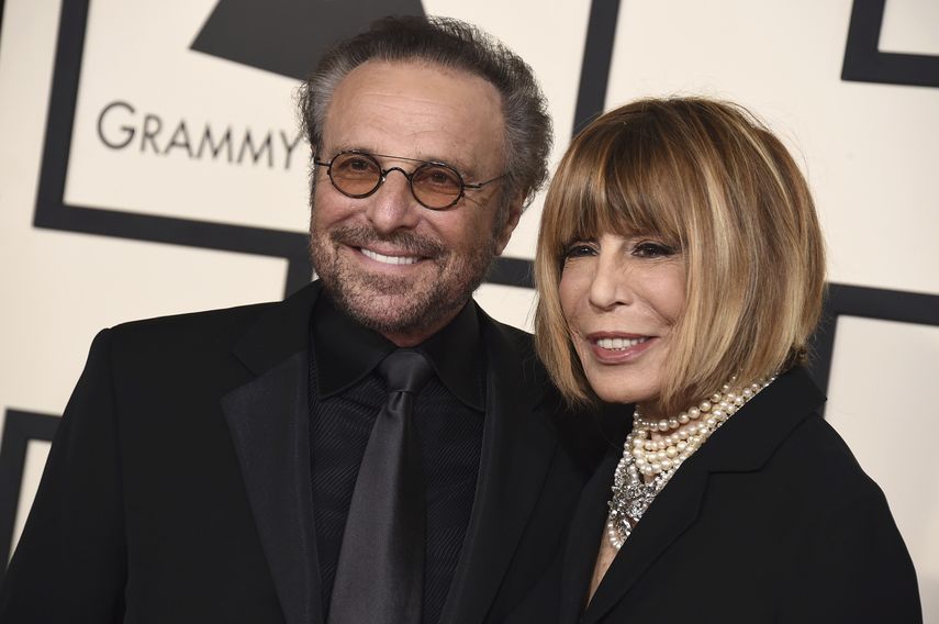 Barry Mann y la compositora Cynthia Weil llegan a la 57 entre anual del Grammy en el Staples Center el domingo 8 de febrero de 2015 en Los Ángeles.