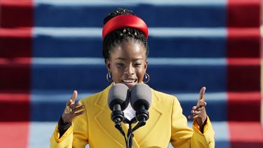 Amanda Gorman recita un poema durante la ceremonia de investidura del presidente Joe Biden frente al Capitolio estadounidense, en Washington, el miércoles 20 de enero del 2021. Escuela en Miami restringió acceso a poema de la autora.