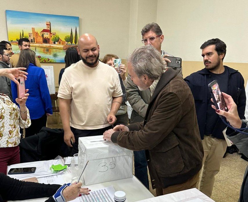 Diego Arria, exembajador ante la Organización de Naciones Unidas y presidente del Consejo de Seguridad y consejero del secretario general de la ONU, deposita su voto durante las elecciones primarias.