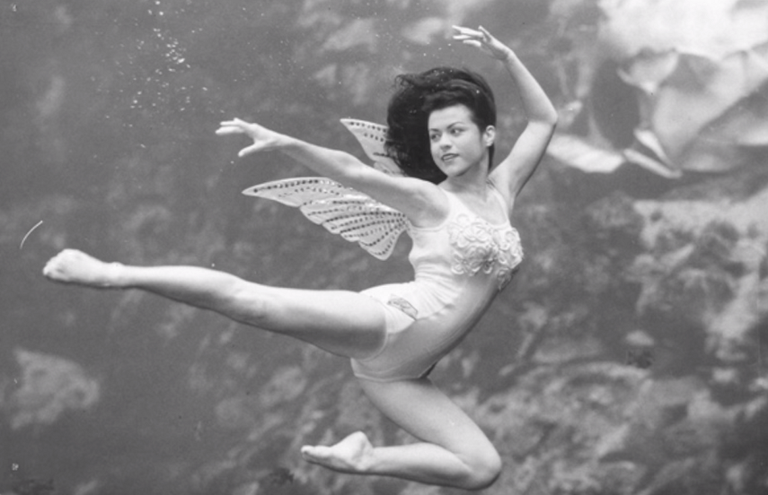 En 1957 Vicki se inauguró como una sirena Weeki Wachee y desde entonces se mantiene en este espectáculo.