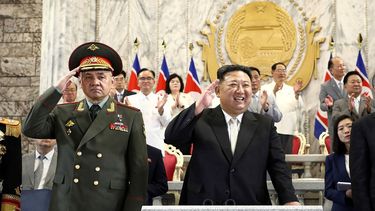 El gobernante norcoreano Kim Jong Un, al centro, y el ministro de Defensa ruso, Sergei Shoigu, en la plaza Kim Il Sung en Pyongyang, Corea del Norte, el 27 de julio de 2023.