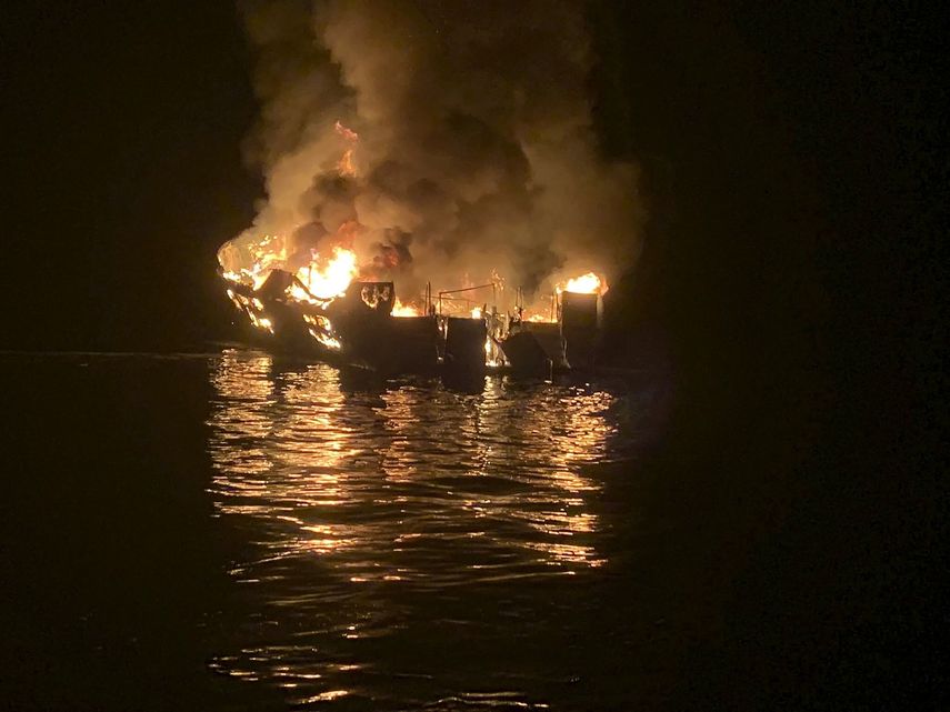 Fotografía proporcionada por el Departamento de Bomberos del condado de Santa Barbara de un barco envuelto en llamas en la madrugada del lunes 2 de septiembre de 2019.