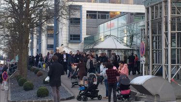 Los establecimientos, en la zona de Kirchberg, fueron desalojados en torno a las 18.00 (17.00 GMT) y la policía desplegó un dispositivo de seguridad.