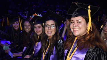 Jóvenes estudiantes se muestran felices en este importante momento. 