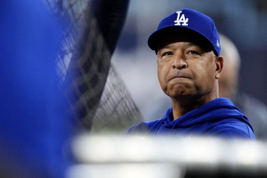 El mánager Dave Roberts, de los Dodgers de Los Ángeles, observa durante la práctica de bateo antes del primer juego de la Serie Mundial contra los Azulejos de Toronto en el Rogers Center el 24 de octubre de 2025 en Toronto, Ontario.&nbsp;