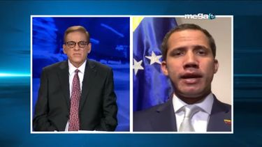 El periodista Oscar Haza entrevista al presidente encargado de Venezuela, Juan Guaidó, el 3 de junio de 2019.