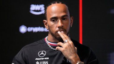 El piloto de Mercedes, el británico Lewis Hamilton, habla con la prensa antes del Gran Premio de Arabia Saudí en Yeda, el jueves 16 de marzo del 2023.