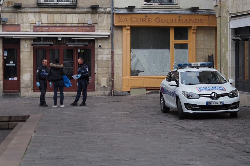 Para frenar la propagaci&oacute;n del coronavirus, los franceses s&oacute;lo pueden salir a las calles para ir al supermercado, al m&eacute;dico o a trabajar cuando no es posible hacerlo a distancia&nbsp; &nbsp; Los polic&iacute;as controlan a las personas en la calle el 17 de marzo de 2019 en Tours, centro de Francia, en medio de la propagaci&oacute;n del nuevo coronavirus (COVID-19) &nbsp;