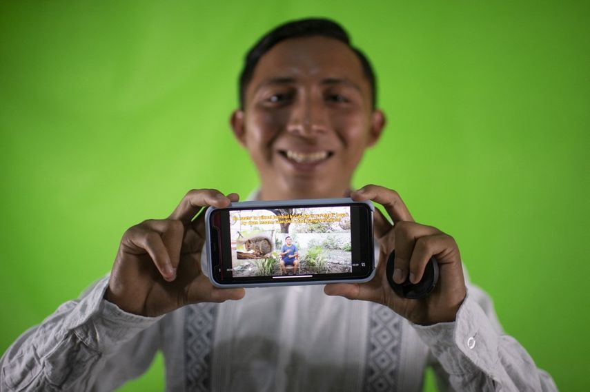 El tiktoker mexicano Santos Tuz posa para una foto en su estudio mientras muestra un video de sí mismo difundiendo el idioma maya en Oxkutzcab, estado de Yucatán, México, el 1 de abril de 2023.&nbsp;