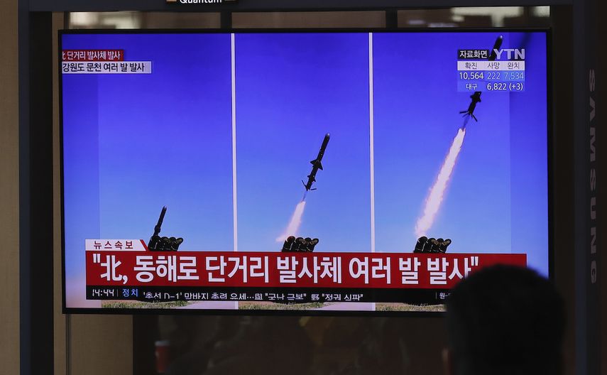 Un televisor emite reportes sobre el lanzamiento de misiles en Corea del Norte, empleando im&aacute;genes de archivo, en la estaci&oacute;n de tren de Se&uacute;l, en Se&uacute;l, Corea del Sur, el 14 de abril de 2020.&nbsp;