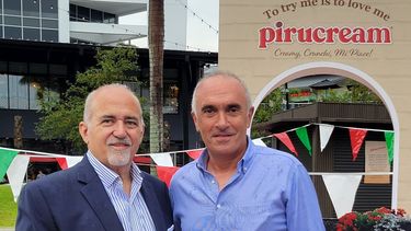 Pete Cabrera, concejal de Ciudad Doral, entrega a Enzo Sindoni un reconocimiento por su arduo trabajo y dedicación a la expansión de Pirucream.