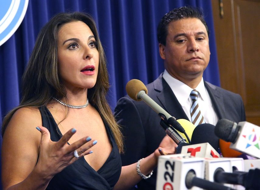 La actriz mexicana Kate Del Castillo junto al concejal de Los Angeles José Huizar durante una conferencia de prensa en el Ayuntamiento de Los Angeles. (AP)