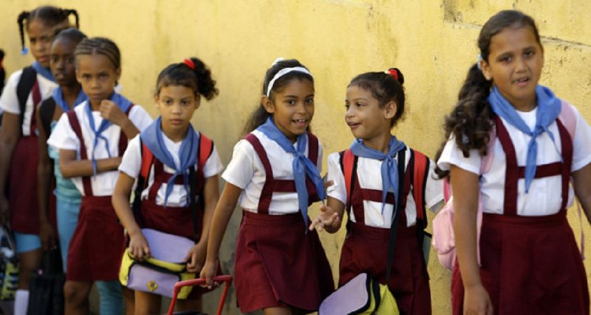 Un grupo de niñas caminan vestidas con el uniforme de una escuela primaria en Cuba.