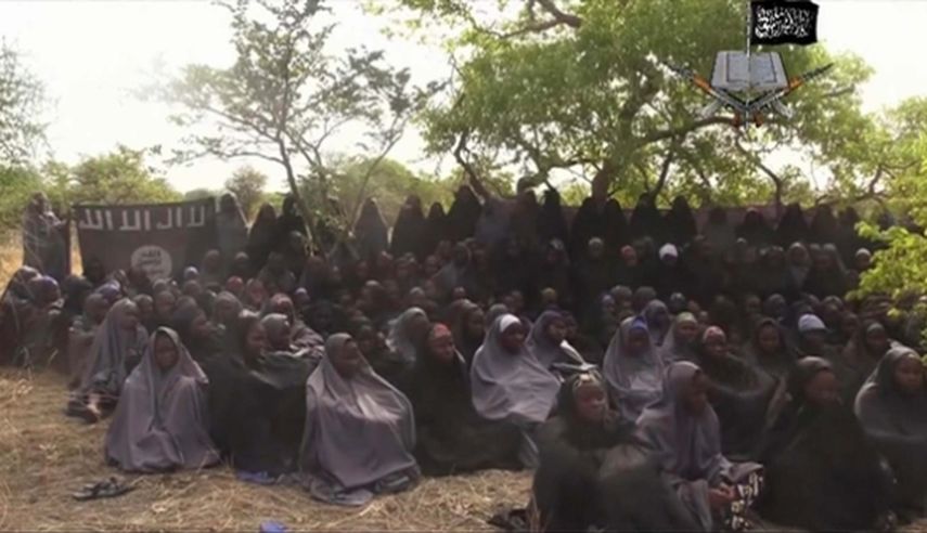 Foto tomada de un video de la red terrorista nigeriana Boko Haram, muestra supuestamente a las niñas secuestradas de la población de Chibok en el noreste de Nigeria (Foto AP)