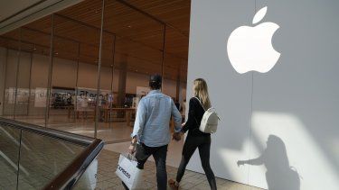 Imagen del logo de la estadounidense Apple en tienda de un centro comercial.