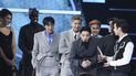 Esta foto, cortesía de American Broadcasting Companies, Inc. / ABC, muestra a J-Hope, V, RM, Jimin, Suga y Jungkook de la banda surcoreana BTS aceptar el premio al Artista del año en el escenario durante los American Music Awards 2021.