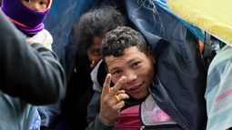 &nbsp;Familias enteras esperan en un parque cerca del terminal de Bogotá.&nbsp;
