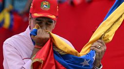 Nicolás Maduro besa la bandera de Venezuela durante un mitin en Caracas el 1 de diciembre de 2025. Nicolás Maduro besa la bandera de Venezuela durante un mitin en Caracas el 1 de diciembre de 2025.