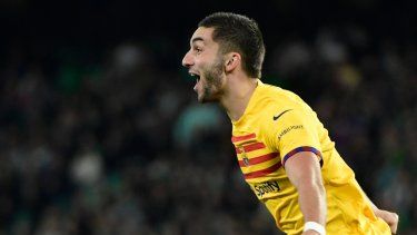 El delantero español del Barcelona # 07 Ferran Torres celebra marcar el cuarto gol de su equipo durante el partido de fútbol de la Liga española entre el Real Betis y el FC Barcelona en el estadio Benito Villamarín de Sevilla el 21 de enero de 2024. &nbsp;