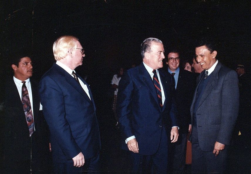 En agosto de 1994 Edmundo González Urrutia desembarca en la base militar de CATAM en Bogotá acompañando al canciller Burelli Rivas quien realizaba una visita oficial a Colombia. En la foto de izq a derecha: un funcionario de seguridad de la Embajada de Venezuela en Colombia, el embajador Abdón Vivas Terán, el ministro Miguel Ángel Burelli Rivas, EGU y Edgar C. Otálvora. 