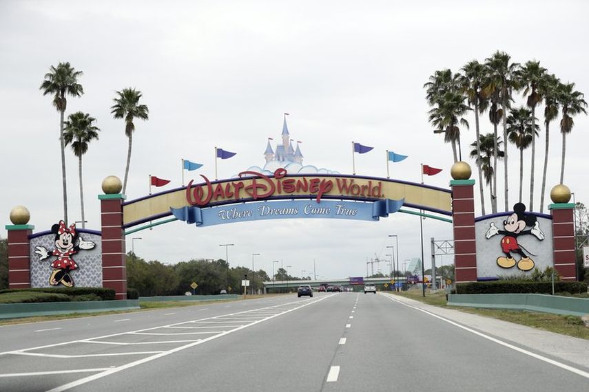 Fotografía del lunes 16 de marzo de 2020 del camino a la entrada de Walt Disney World, en Lake Buena Vista, Florida.  