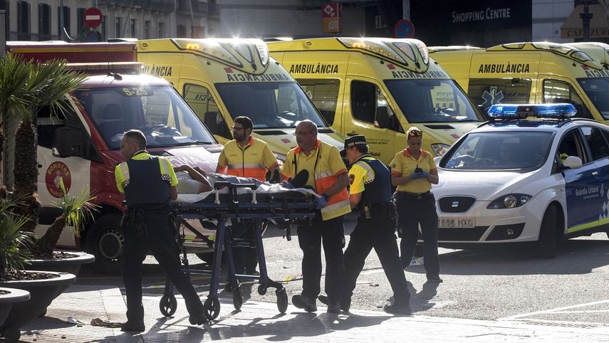 Traslado de uno de los heridos tras el atentado ocurrido este 17 de agosto de 2017 en las Ramblas de&nbsp;Barcelona, donde una furgoneta atropelló a decenas de peatones.&nbsp;