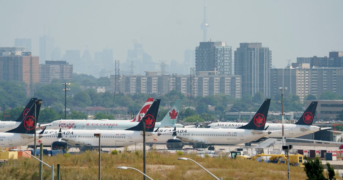 Auxiliares de vuelo de Air Canada enfrentan presiones para poner fin a la huelga