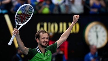 El ruso Daniil Medvedev celebra la victoria contra el polaco Hubert Hurkacz después del partido de cuartos de final de individuales masculinos el día 11 del torneo de tenis Abierto de Australia en Melbourne el 24 de enero de 2024.  